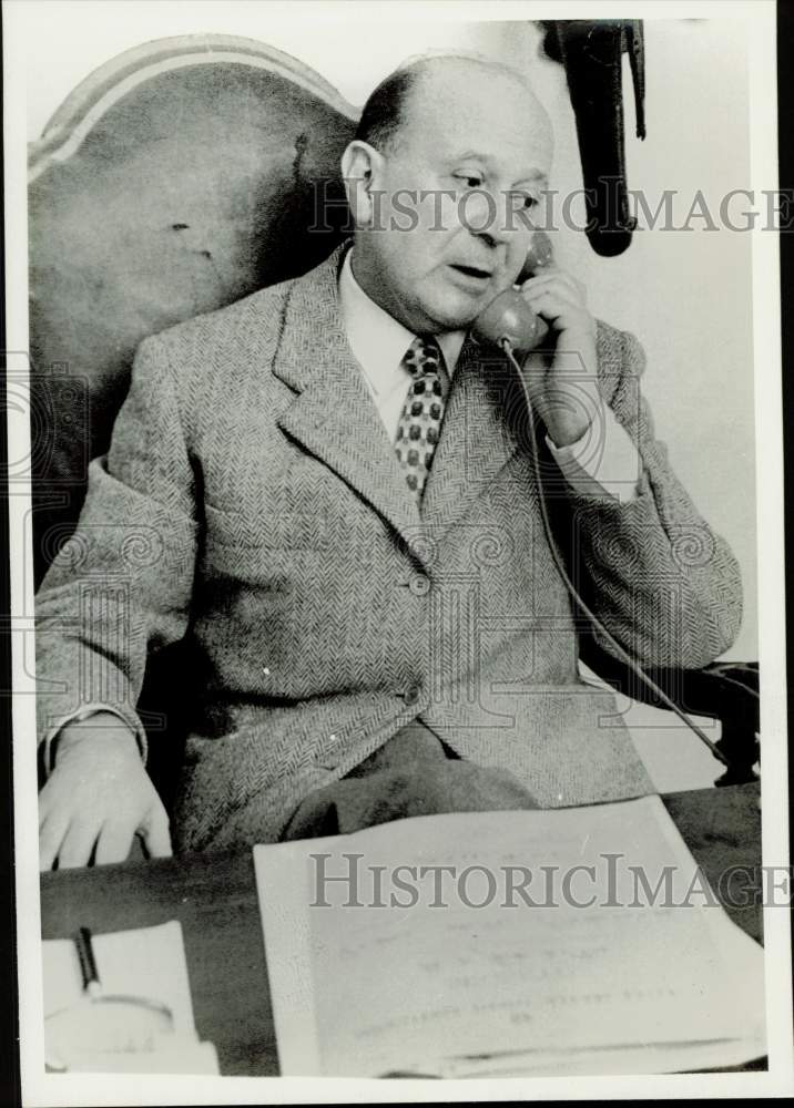 1975 Press Photo Rodolfo Siviero talking on the telephone at his desk in Rome- Historic Images