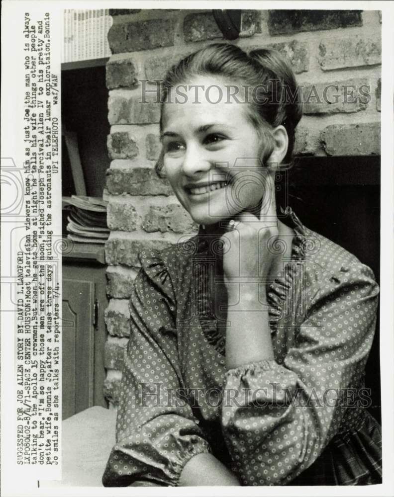 1971 Press Photo Bonnie Allen discusses husband&#39;s job at Space Center Houston- Historic Images