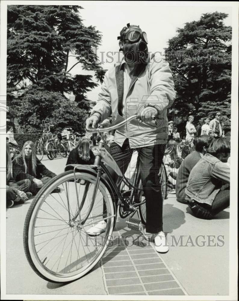 1970 Press Photo Assemblyman Edwin Z&#39;Berg rides bike in Sacramento, California- Historic Images