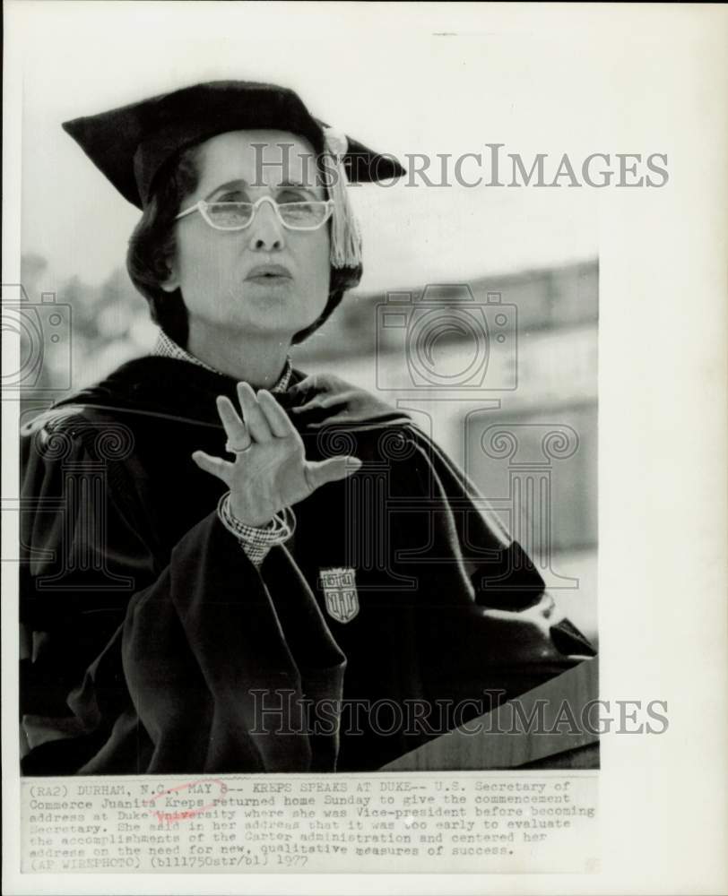 1977 Press Photo Secretary Juanita Kreps speaks to graduates at North Carolina- Historic Images