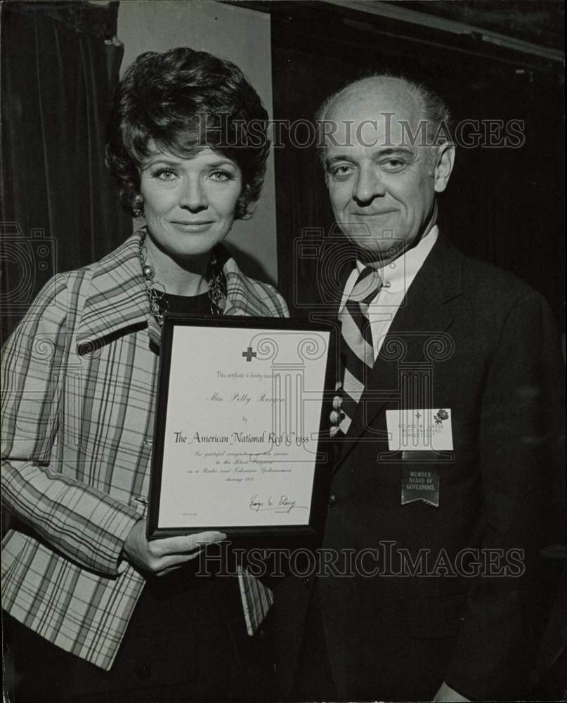 1971 Press Photo Roland Lange honors Polly Bergen at Red Cross event in D.C.- Historic Images