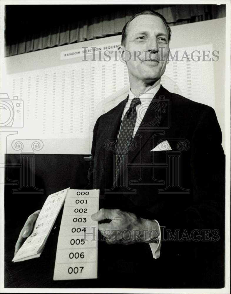 1970 Press Photo Selective Service chief Curtis Tarr pulls numbers in Washington- Historic Images