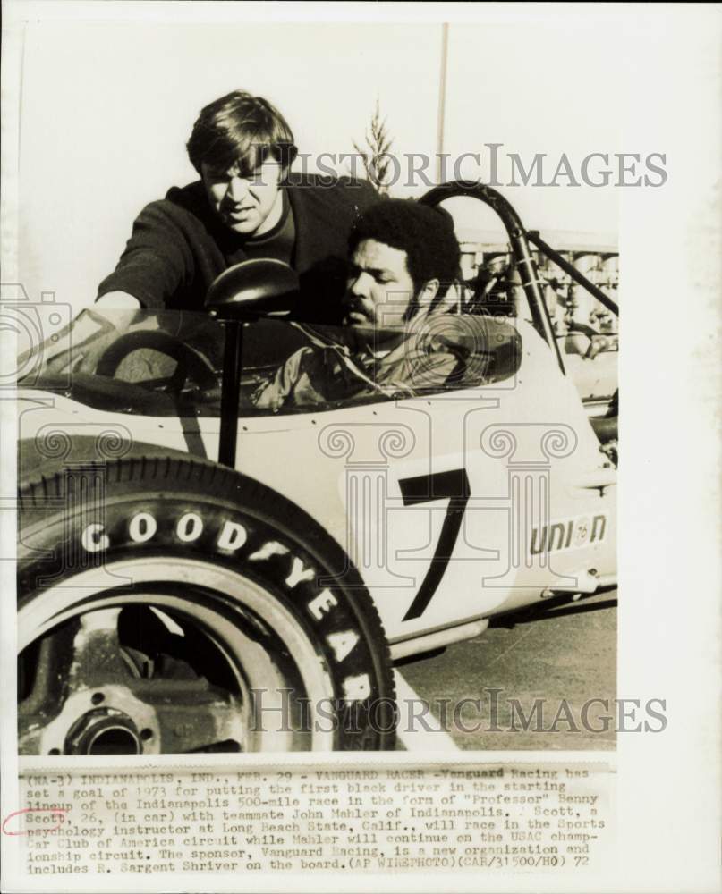 1972 Press Photo John Mahler talks with teammate Benny Scott in Indianapolis- Historic Images