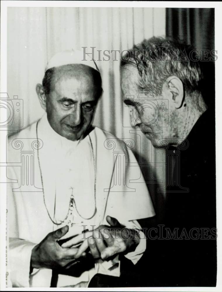 1979 Press Photo Pope Paul and Bishop James Walsh greet in Italy - kfa30533- Historic Images