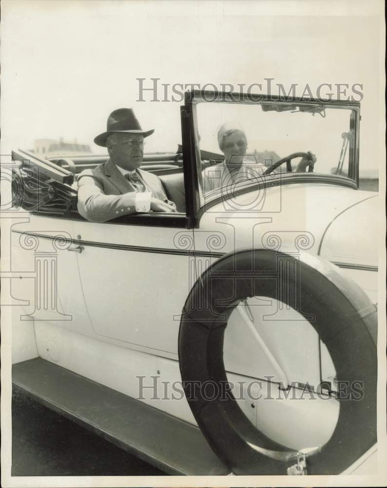 1927 Press Photo Suffern Tailer and daughter Betty drive car in Rhode Island- Historic Images