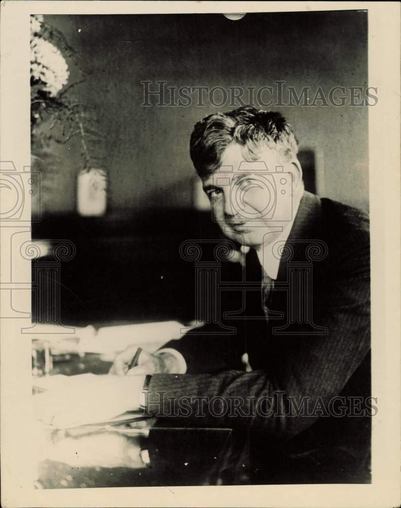 1919 Press Photo Store owner Frederick Ayres at his desk at Indianapolis- Historic Images