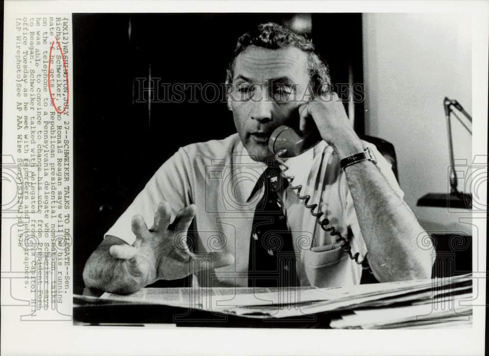 1976 Press Photo Richard Schweiker talking on the telephone in Washington- Historic Images