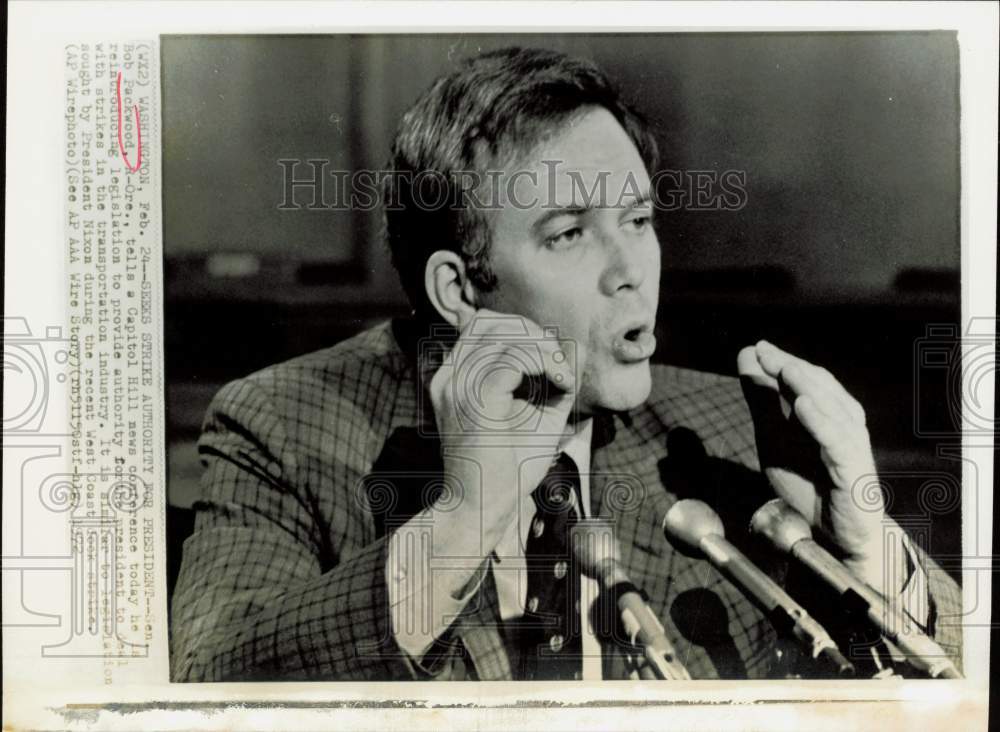 1972 Press Photo Senator Bob Packwood discusses strike legislation in Washington- Historic Images