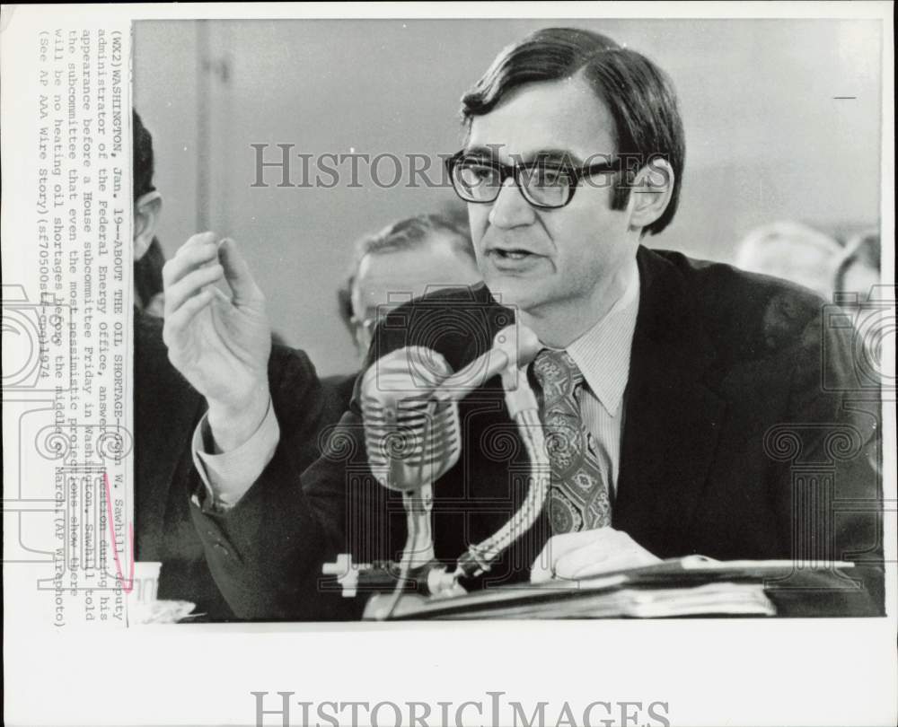 1974 Press Photo John W. Sawhill answers questions at Washington news conference- Historic Images