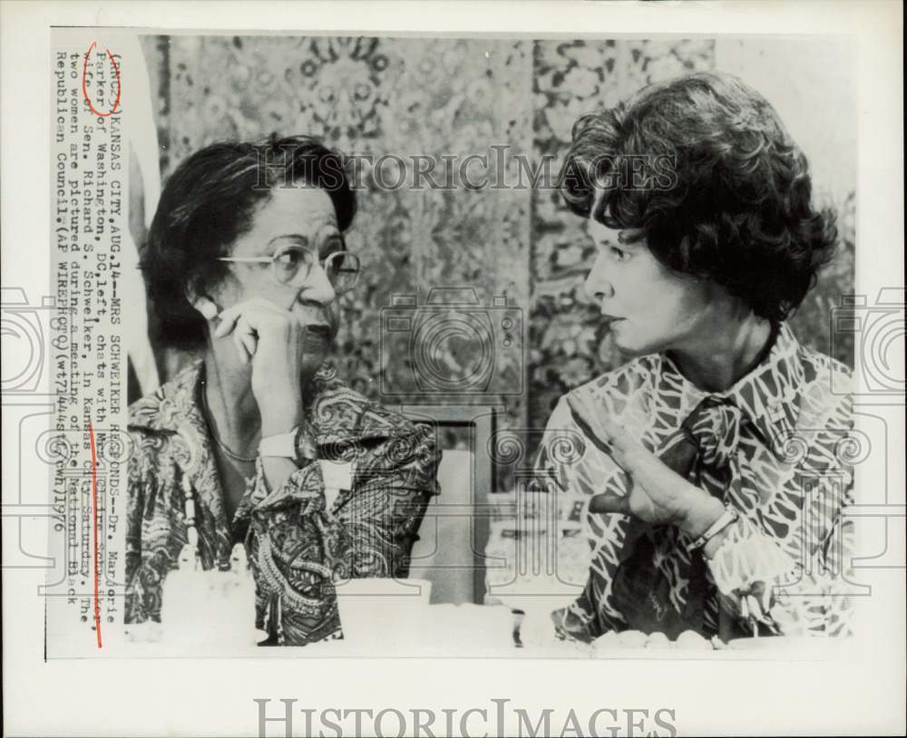 1976 Press Photo Dr. Marjorie Parker and Claire Schweiker chat in Kansas City- Historic Images