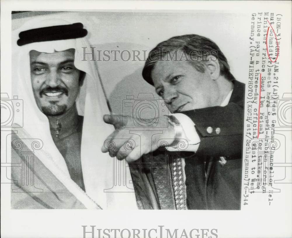 1976 Press Photo Chancellor Helmut Schmidt and Prince Feisal meet in Bonn- Historic Images