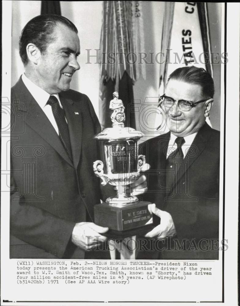 1971 Press Photo Pres. Nixon presents W.T. Smith with Driver of the Year award- Historic Images