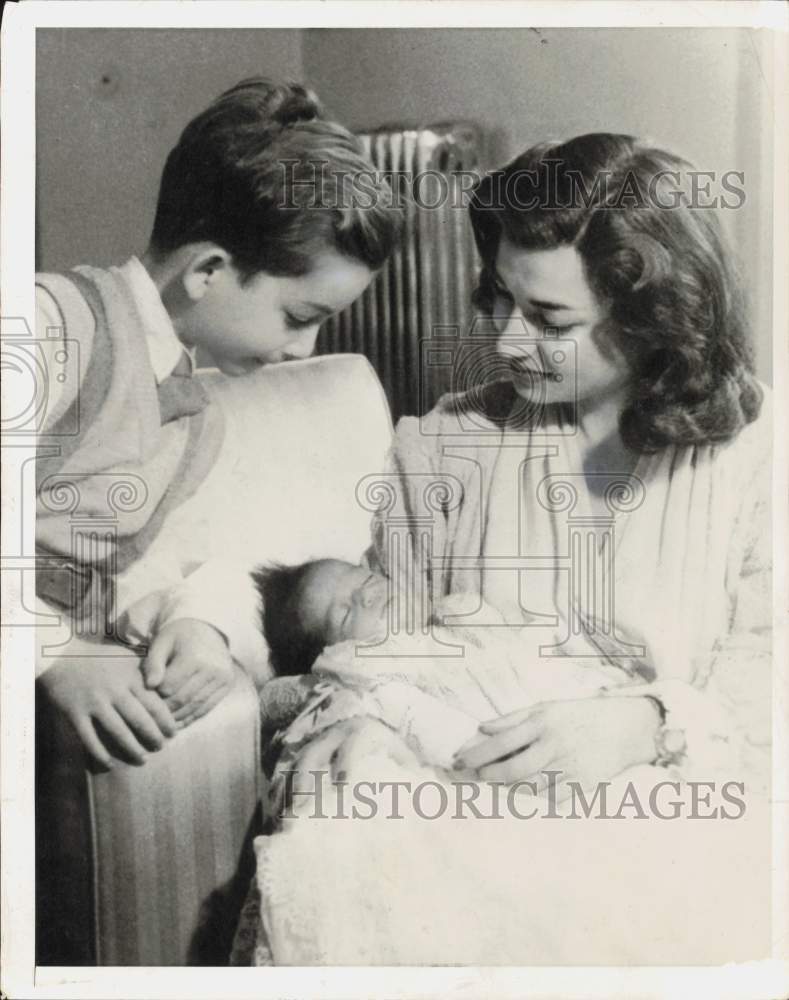 1950 Press Photo Iran's Princess Ashraf with her newborn daughter & first child- Historic Images