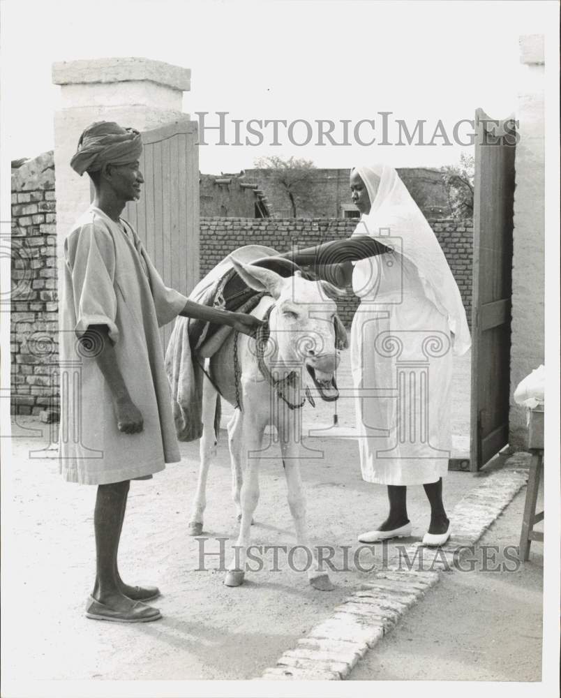 1959 Press Photo Amna Bint with her donkey and a gateman before her rounds- Historic Images