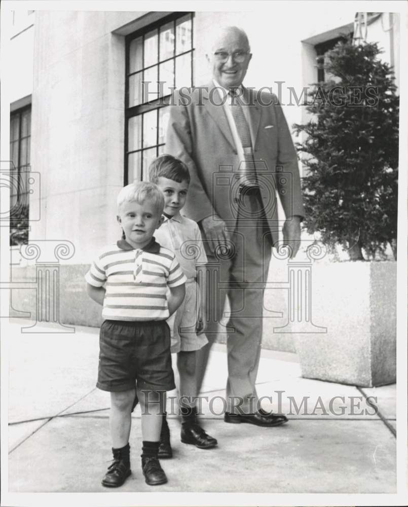 1962 Press Photo Former Pres. Harry S. Truman with his grandchildren in New York- Historic Images