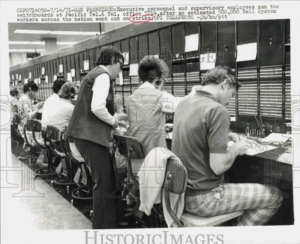1971 Press Photo Executive personnel man switchboards at Pacific Tel. & Tel.- Historic Images