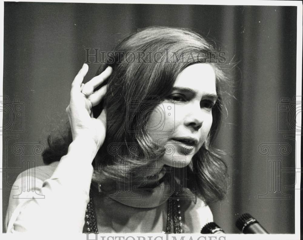 1970 Press Photo 1st Lady Pat Nixon's Press Sec. Connie Stuart at news briefing- Historic Images