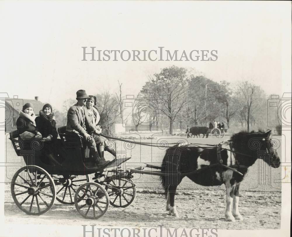 1930 Press Photo Mr. &amp; Mrs. Henry Ford&#39;s guests on a carriage in Greenfield, MI- Historic Images