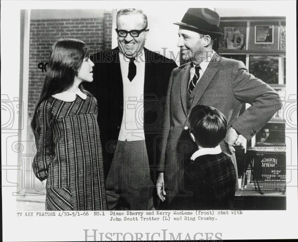 1966 Press Photo Diane Sherry & Kerry MacLane chat with John Scott, Bing Crosby- Historic Images