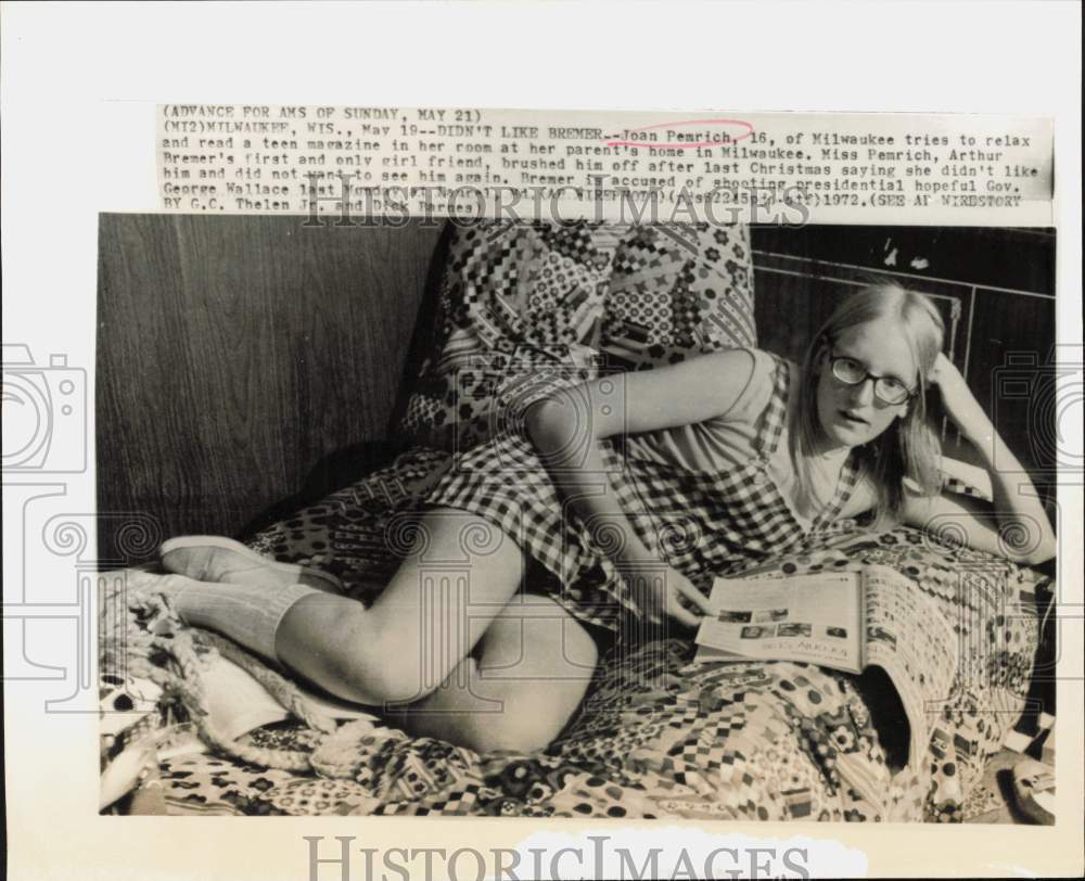 1972 Press Photo Joan Penrich relax and read at parent's home in Milwaukee, WI- Historic Images