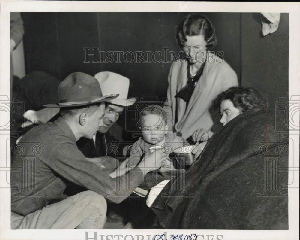 1935 Press Photo Rescued flood victims given warm meal in Nebraska - kfa32928- Historic Images