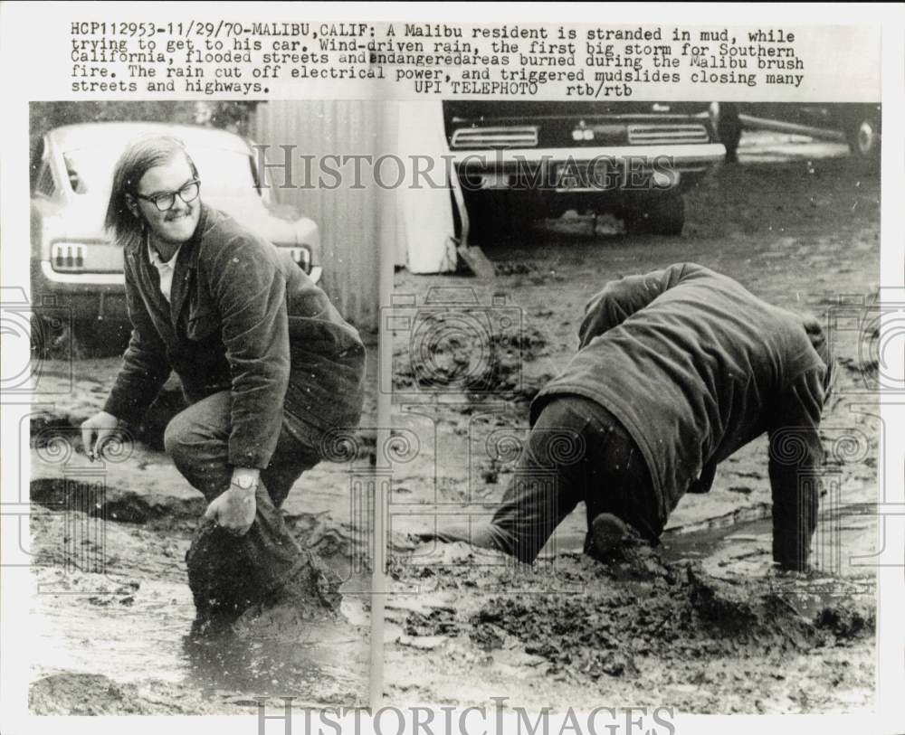 1970 Press Photo Malibu resident stranded in mud trying to get to his car- Historic Images