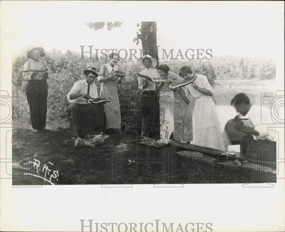 Press Photo Omar Bradley and Mary Guagle eat watermelon - kfa33012- Historic Images