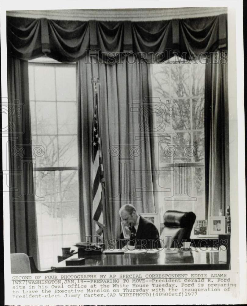 1977 Press Photo President Gerald Ford sits in Oval Office at the White House- Historic Images