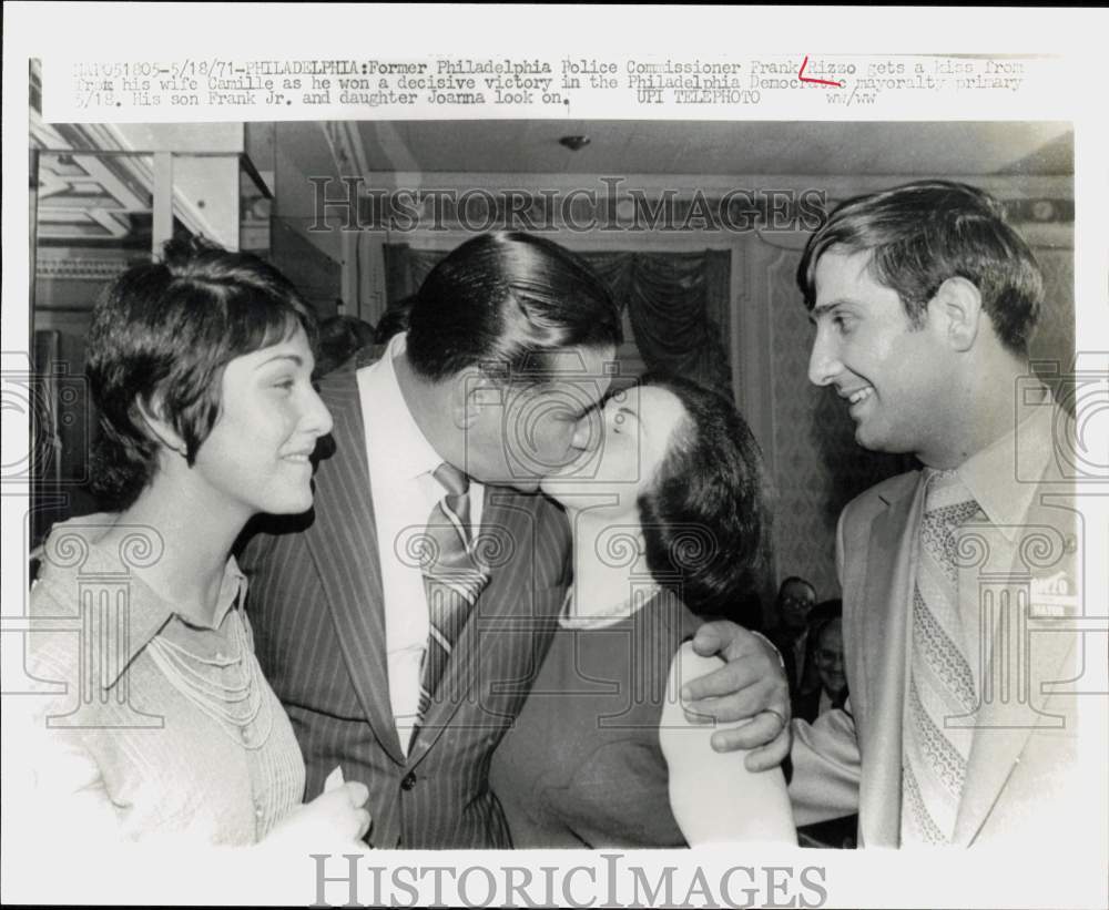 1971 Press Photo Frank Rizzo, kissed by wife Camille as son &amp; daughter look on- Historic Images