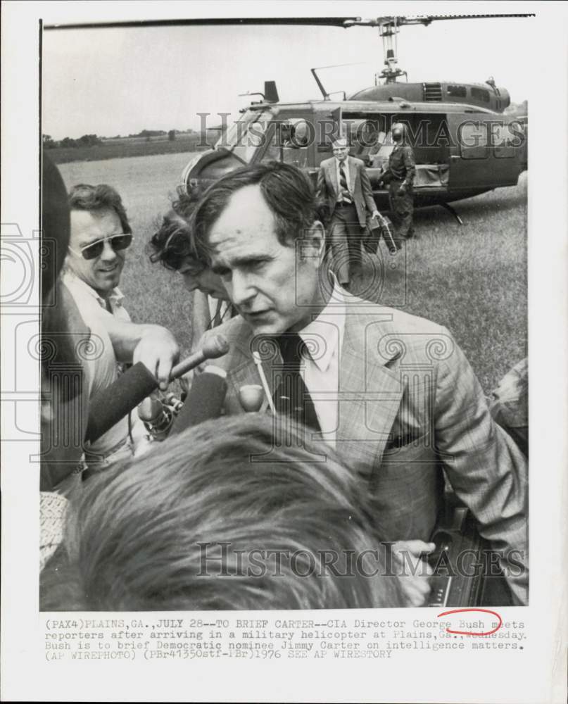 1976 Press Photo CIA Director George Bush meets reporters at Plains, Georgia- Historic Images