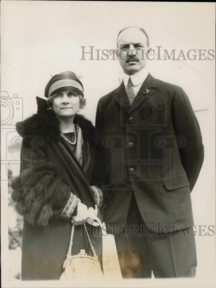 1924 Press Photo Herald-Tribune Editor Ogden Reid, wife aboard ship in New York- Historic Images