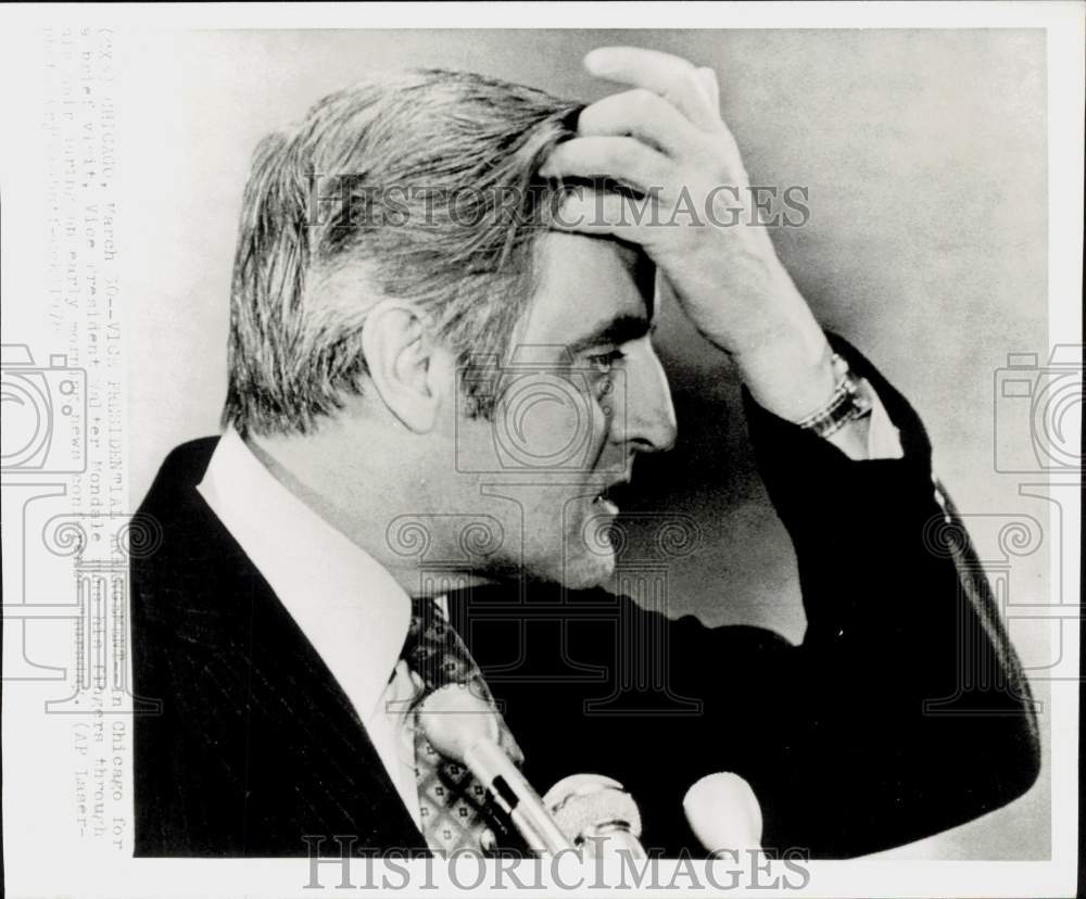 1976 Press Photo Vice President Walter Mondale speaks to press in Chicago- Historic Images