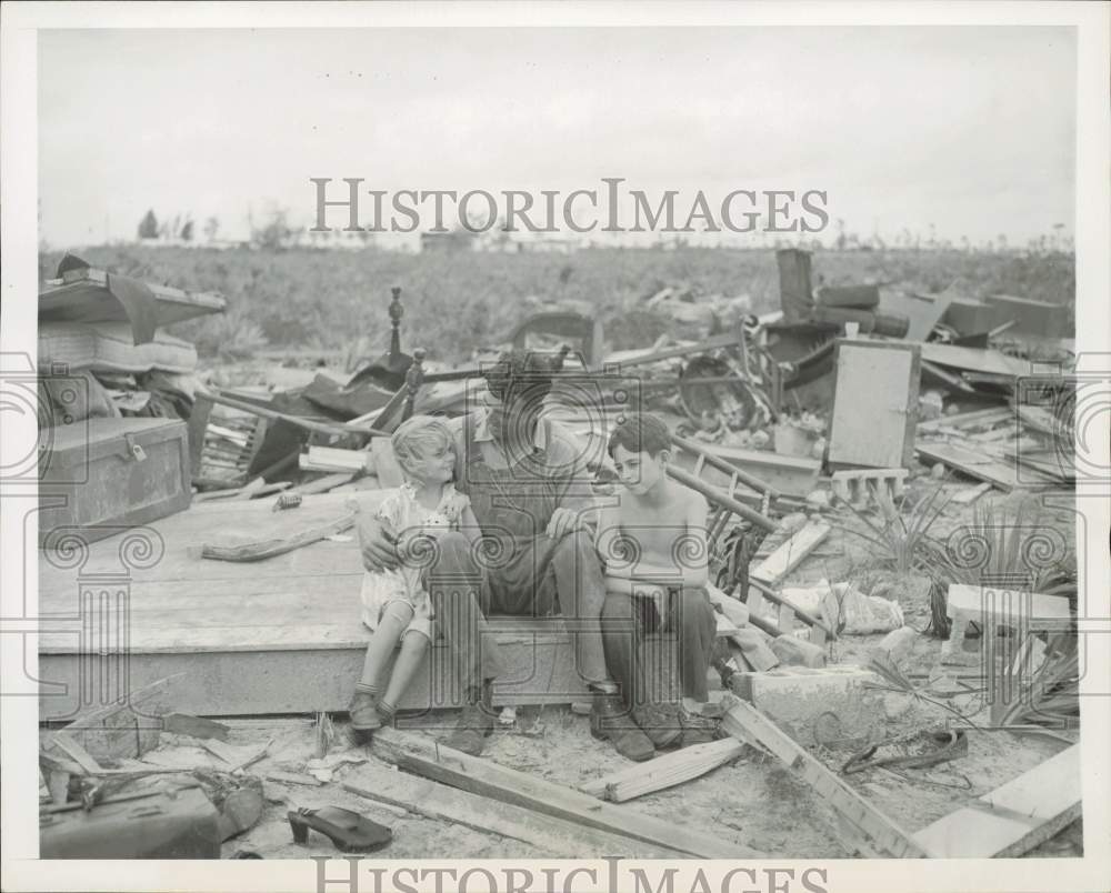 1950 Press Photo J.R. Reynolds and family beside storm-damaged home in Florida- Historic Images