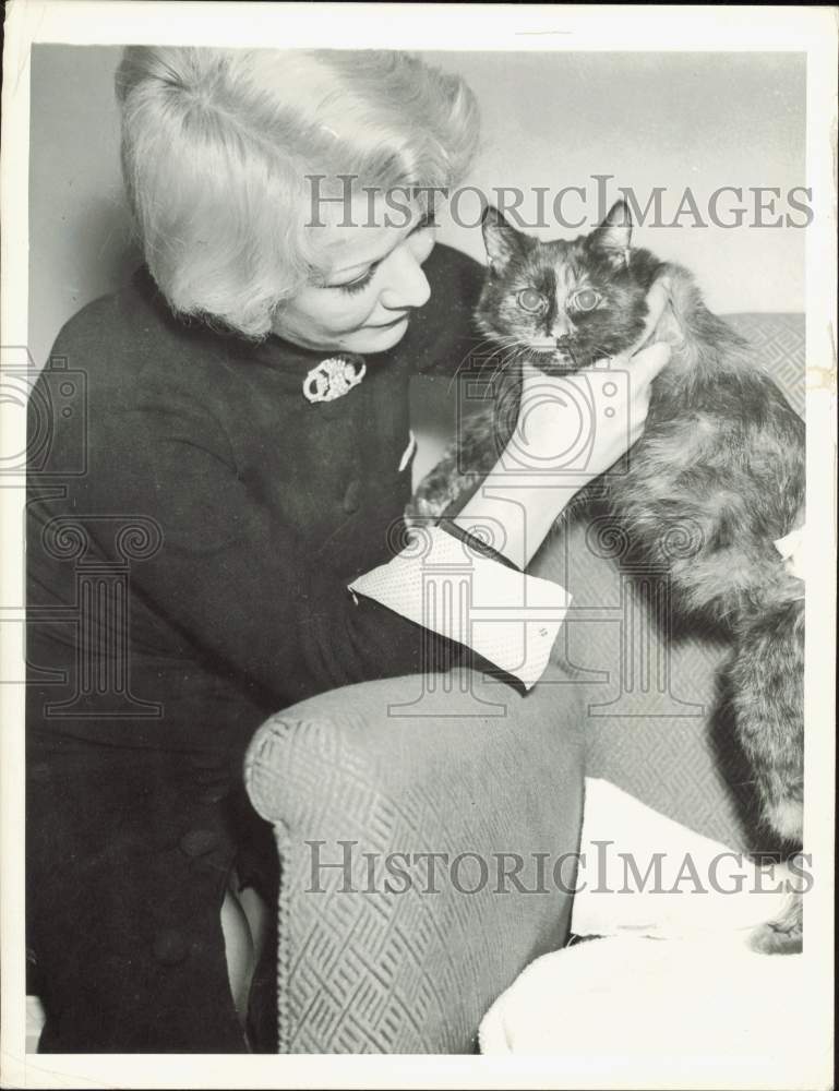 Press Photo Gladys George pets cat - kfa38461- Historic Images