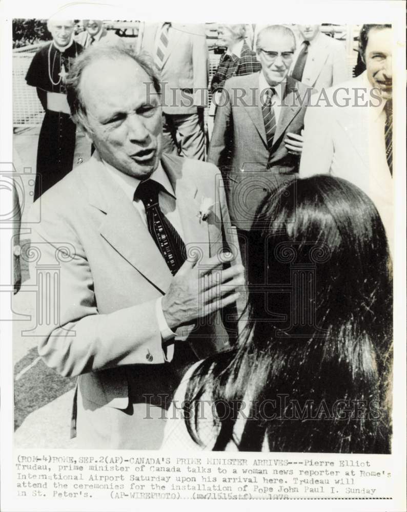 1978 Press Photo Prime Minister Pierre Trudeau speaks to reporter in Rome- Historic Images