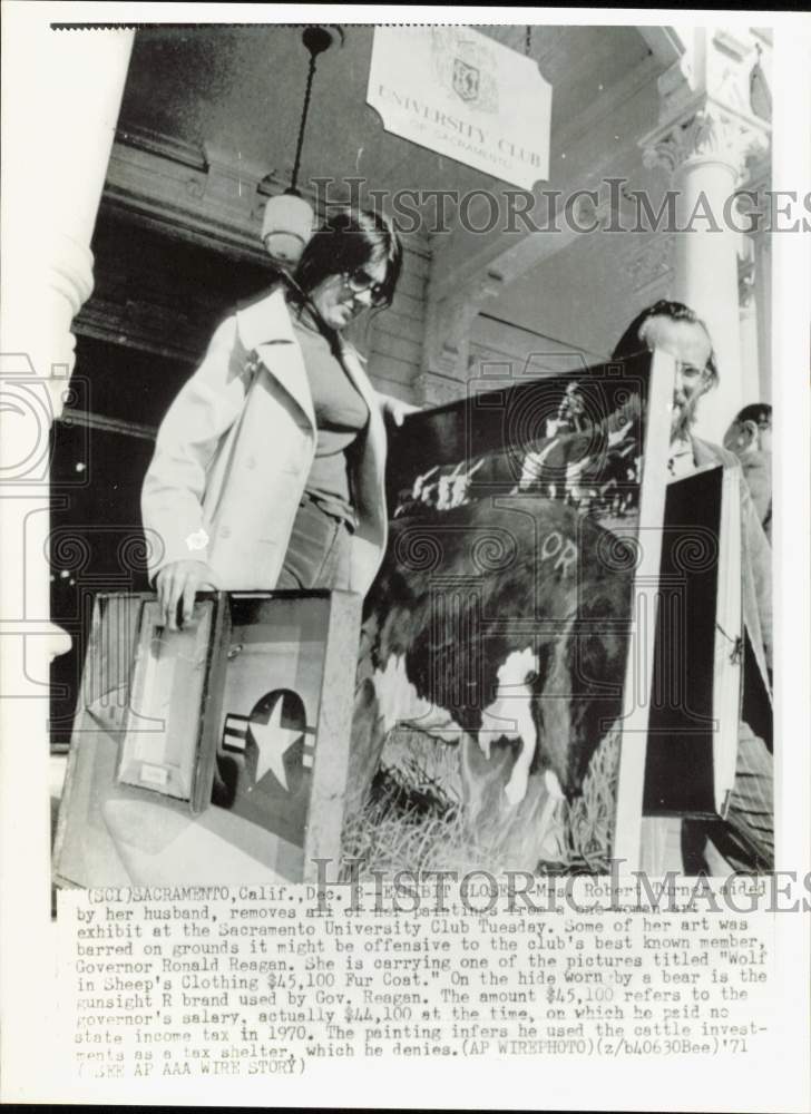 1971 Press Photo Mrs. Robert Turner removes paintings from Sacramento exhibit- Historic Images