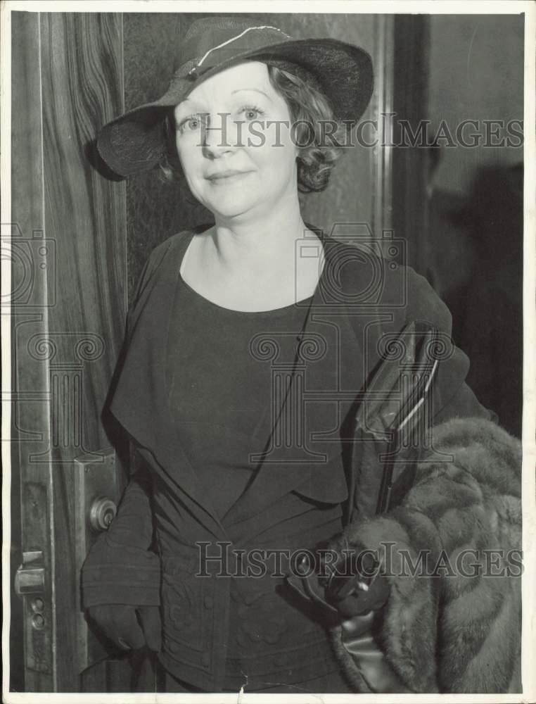 1935 Press Photo Forgery suspect Hazel Glab surrenders in Los Angeles- Historic Images