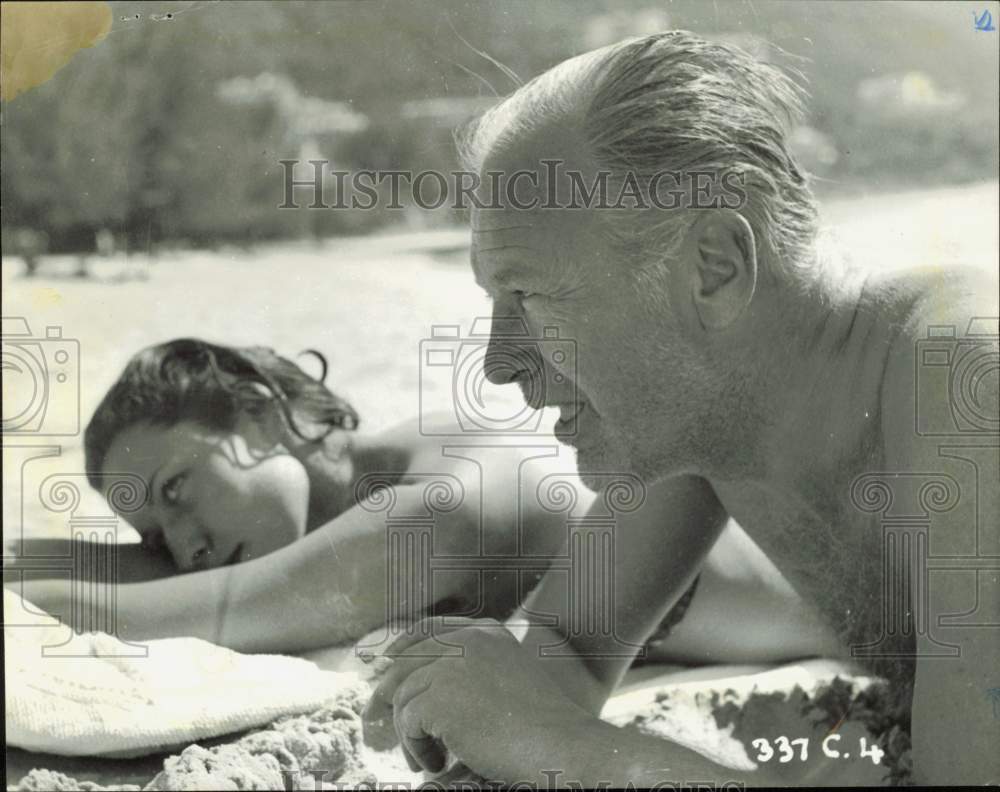 Press Photo Curt Jurgens and his wife, Simone, enjoy sunbathing in Hong Kong- Historic Images