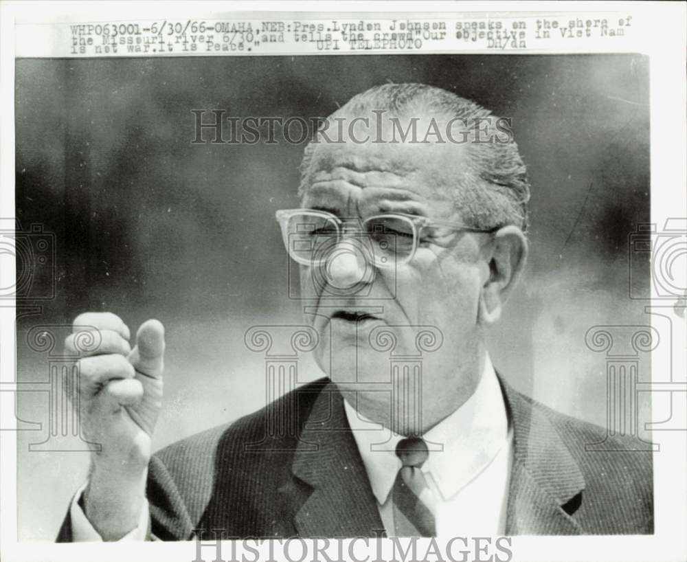 1966 Press Photo President Lyndon Johnson speaks on the shore of Missouri River- Historic Images