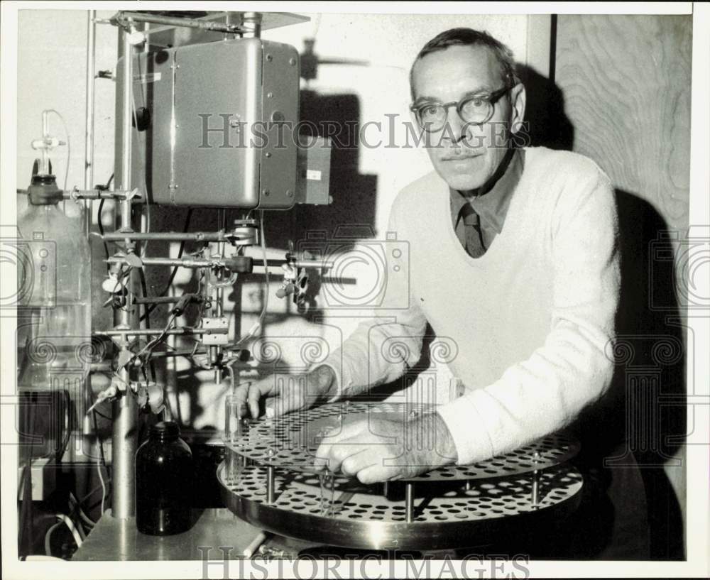 1969 Press Photo Nobel Prize winner Alfred Hershey at Carnegie Institution lab- Historic Images