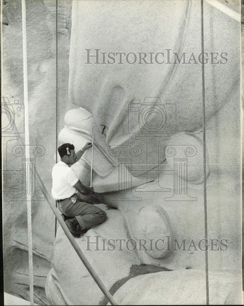 1966 Press Photo Roy Faulkner measures dimensions on statue - kfa39500- Historic Images