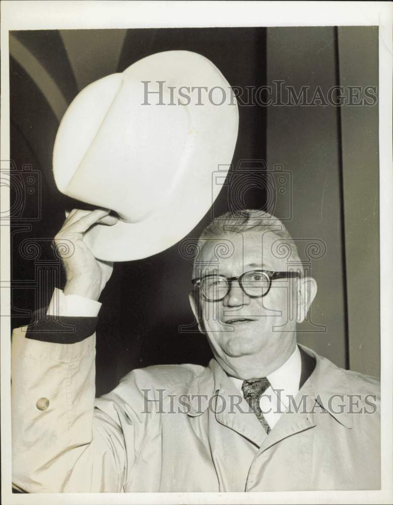 1959 Press Photo Selective Service director Lewis Hershey waves in Washington- Historic Images