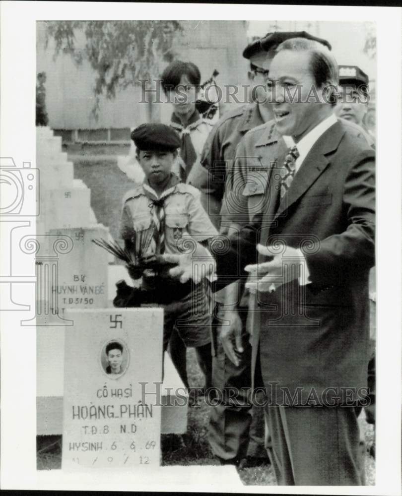 1973 Press Photo President Nguyen Thieu speaks at cemetery near Saigon, Vietnam- Historic Images