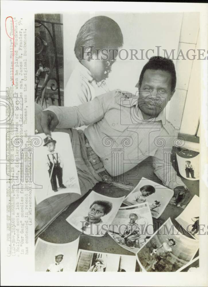 1976 Press Photo William &quot;Billy&quot; Thomas holds picture of himself as &quot;Buckwheat&quot;- Historic Images