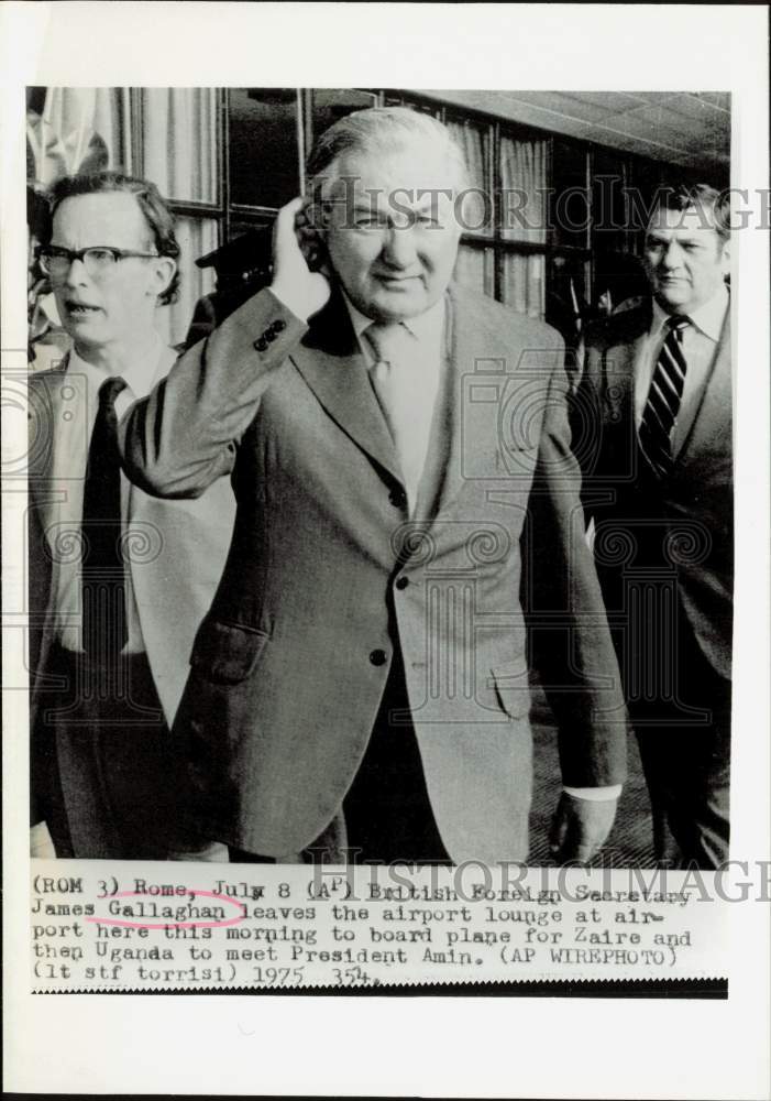 1975 Press Photo British Foreign Minister James Gallaghan at airport in Rome- Historic Images