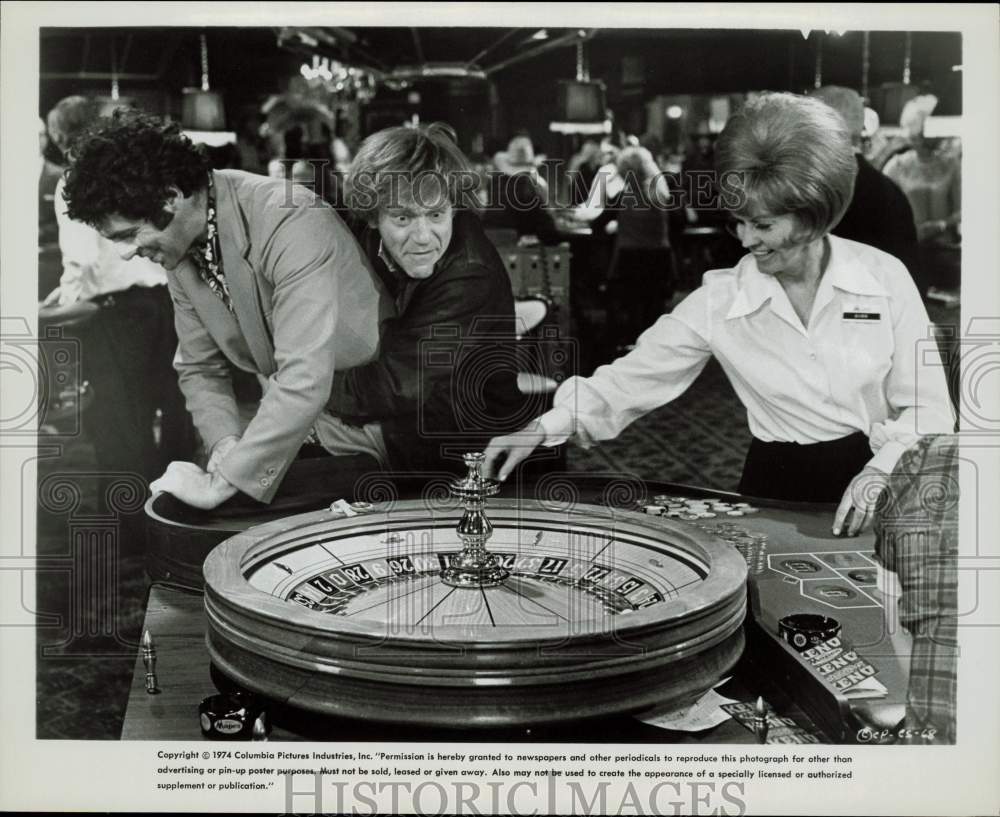 1974 Press Photo George Segal &amp; Co-Stars at Roulette Table in &quot;California Split&quot;- Historic Images