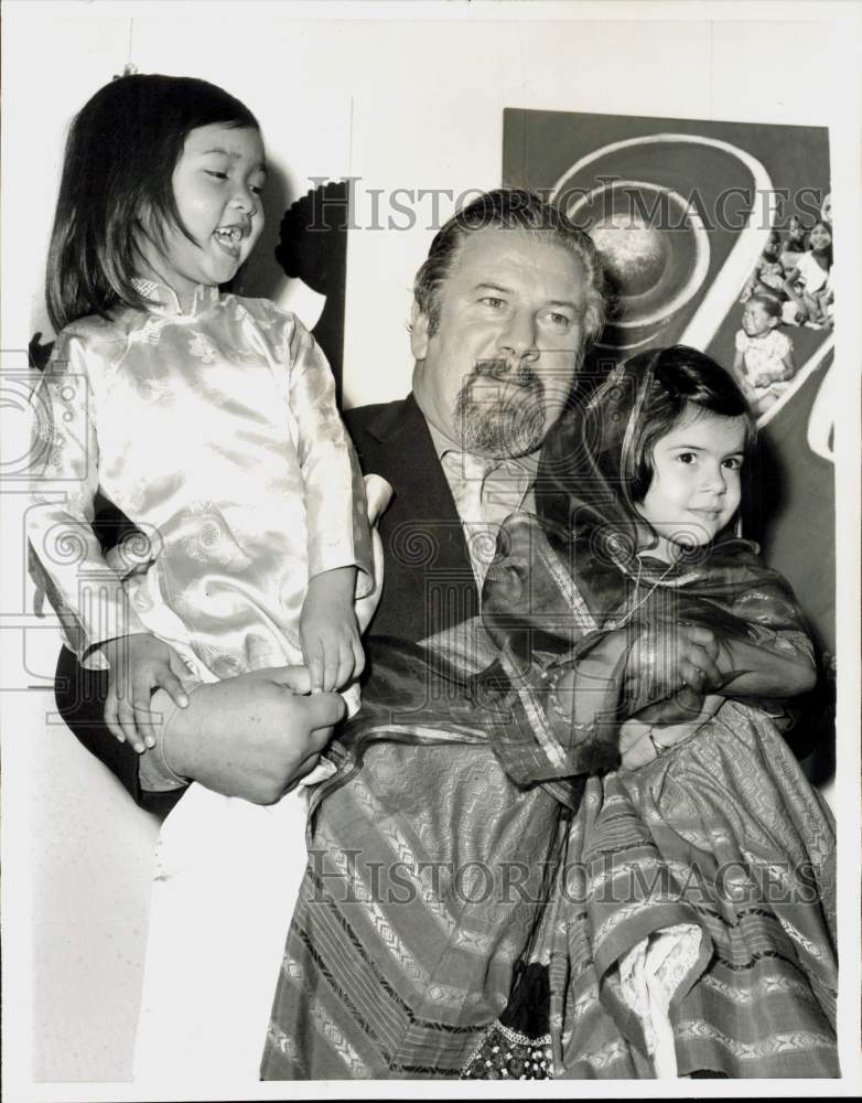 1969 Press Photo Actor Peter Ustinov with Children at UNICEF Press Conference- Historic Images