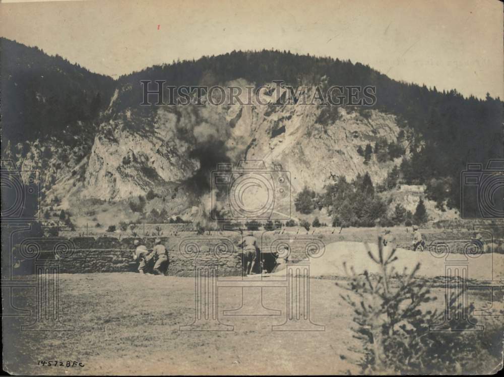 Press Photo Firing of mine-throwers by the Austro-Hungarians in the Carso Alps.- Historic Images