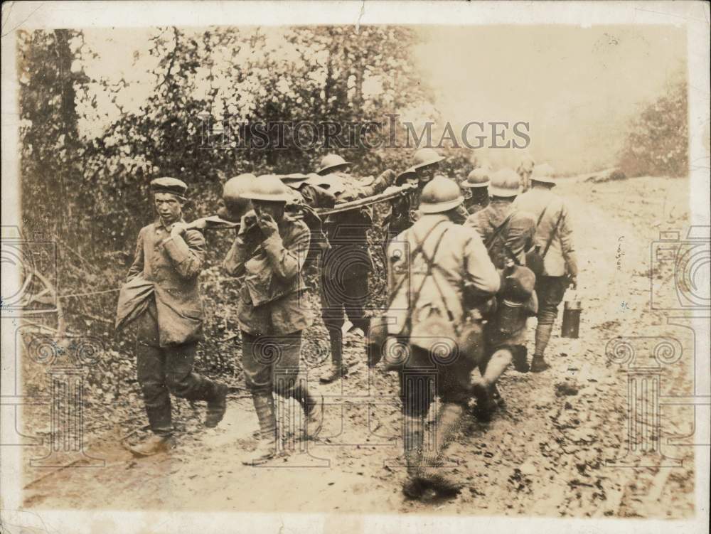 1918 Press Photo German prisoners are used to carry wounded, WWI - kfx01639- Historic Images
