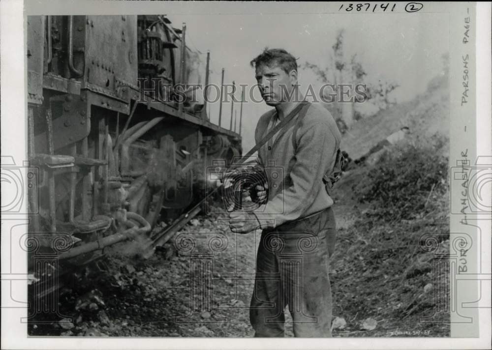 Press Photo Actor Burt Lancaster with a gun during a film scene - kfx01853- Historic Images